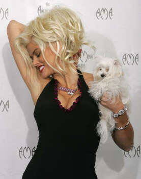 Smith poses with her dog backstage at the 32nd annual American Music Awards in 2004. Photo: REED SAXON, Associated Press