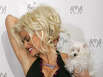 Smith poses with her dog backstage at the 32nd annual American Music Awards in 2004.