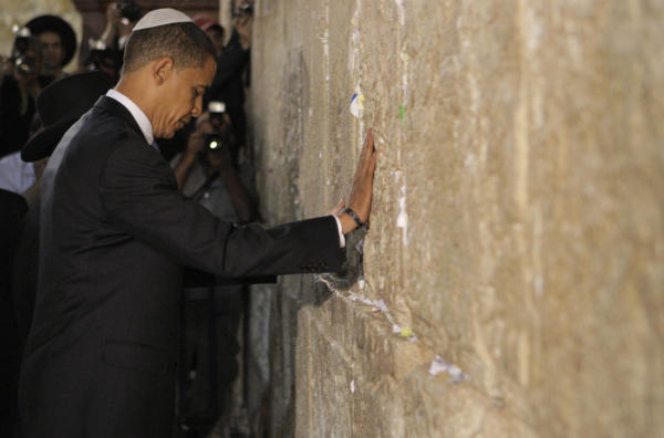 Obama está no muro das lamentações.