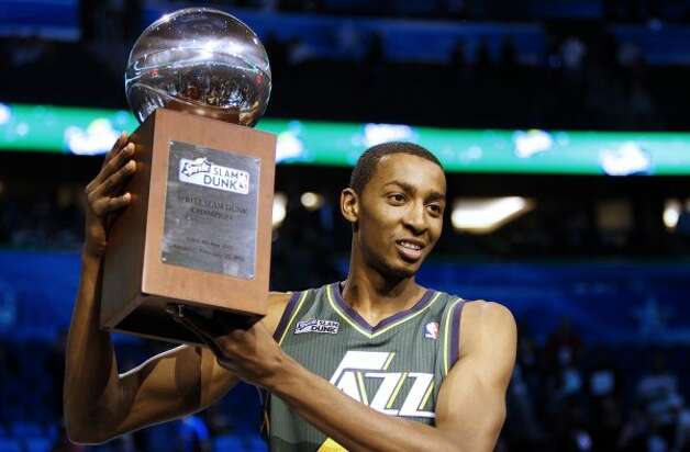 Utah Jazz's Jeremy Evans holds up the trophy after winning the NBA basketball All-Star Slam Dunk contest, Saturday, Feb. 25, 2012, in Orlando, Fla. (AP Photo/Lynne Sladky) (AP) / SA