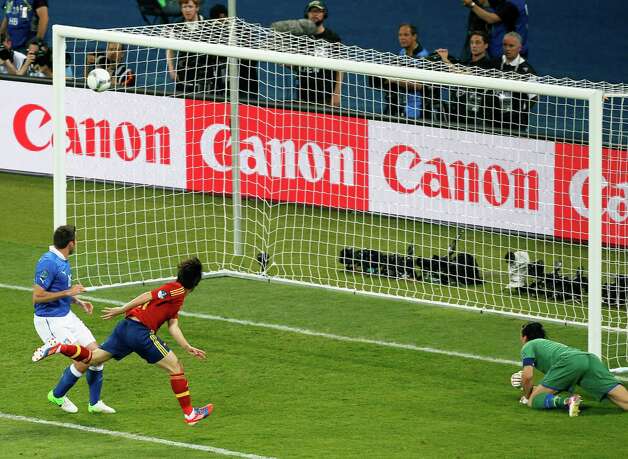 Spain's David Silva, second left, scores the opening goal during the Euro 2012 soccer championship final  between Spain and Italy in Kiev, Ukraine, Sunday, July 1, 2012. Photo: AP / SA