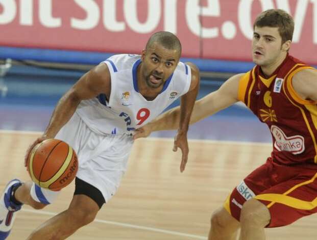 France's Tony Parker, left, challenges Darko Sokolov from F.Y.R of Macedonia during their EuroBasket 2009, European Basketball Championships group E qualifying round match in Bydgoszcz, Friday, Sept. 11, 2009. (Alik Keplicz / Associated Press) / SA