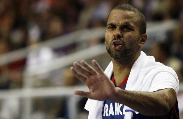 France's Tony Parker argues with a referee during the first round win against Italy at the European Basketball Championships in Alicante September 4, 2007. (Sergio Perez / Reuters) / SA