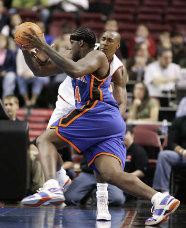 The New York Knicks' Eddy Curry drives to the basket past the Philadelphia 76ers' Steven Hunter in the first period of a preseason game at the Center, Saturday, Oct. 14, 2006, in Philadelphia. (Tom Mihalek / Associated Press) Photo: TOM MIHALEK, AP / AP