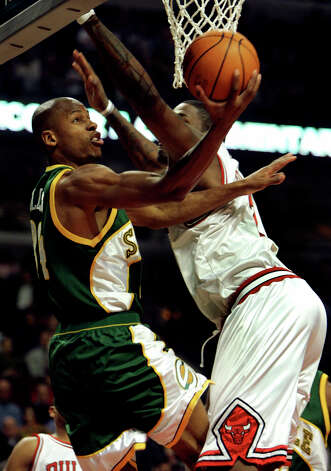The Seattle Supersonics' Ray Allen (left) heads to the basket past Chicago Bulls defender Eddy Curry (right) during the first quarter Tuesday, March 15, 2005 in Chicago. (Jeff Roberson / Associated Press) Photo: JEFF ROBERSON, AP / AP