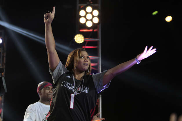 Rapper Queen Latifah hypes up the crowd during the 2013 Sprint All-Star Celebrity game. Photo: Billy Smith II, Houston Chronicle / © 2013 Houston Chronicle