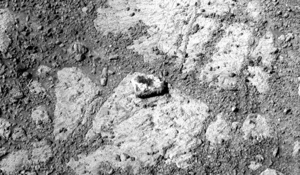 Mystery rock (zoomed).