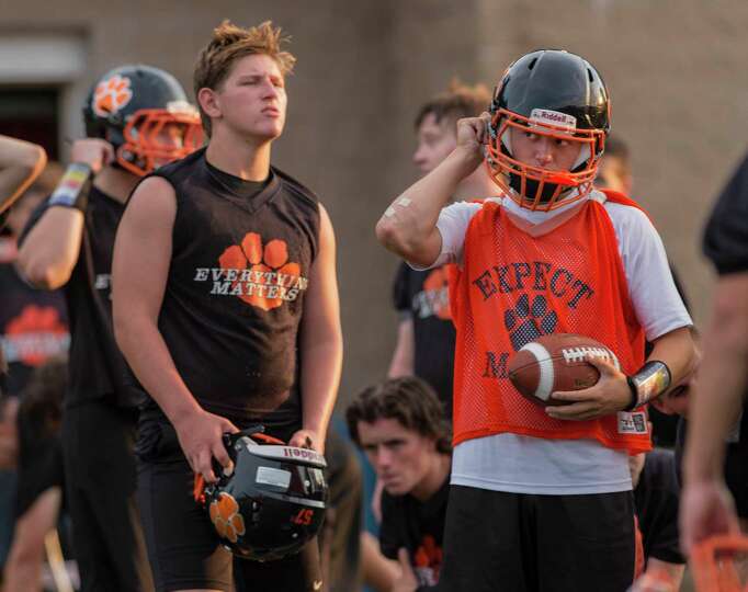 Ridgefield High School varsity football quarterback Drew Fowler ...