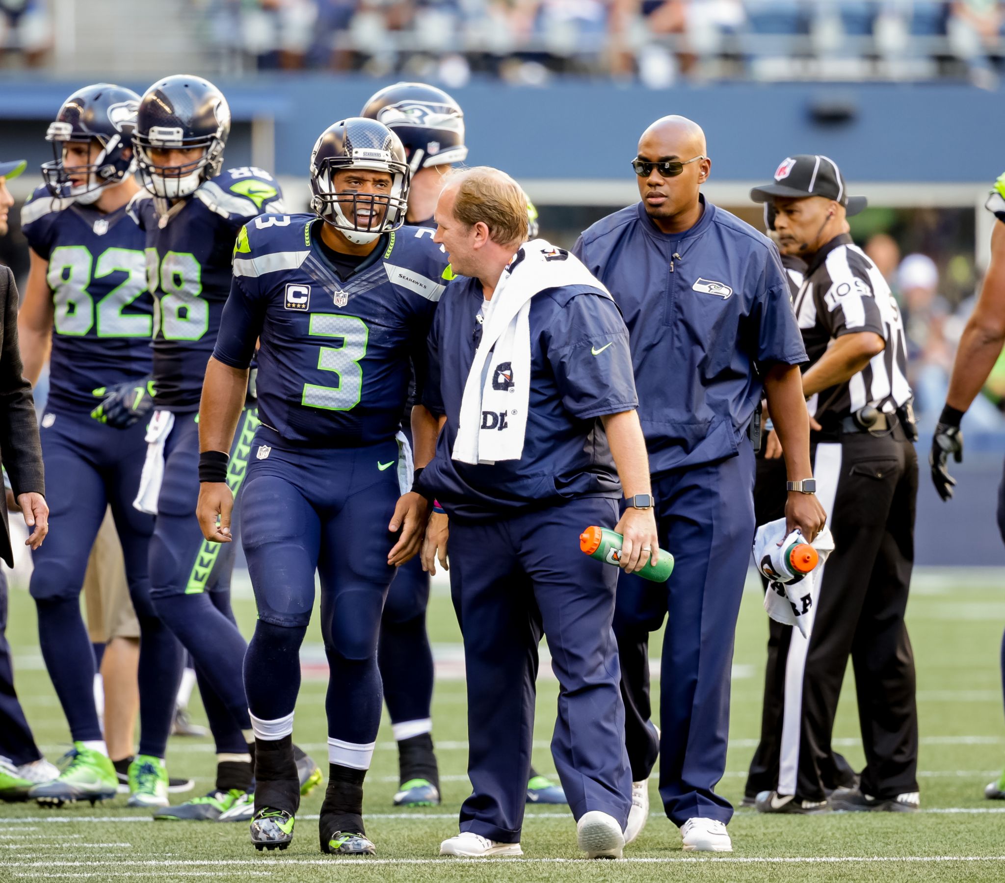 Seahawks QB Russell Wilson practices with sprained knee