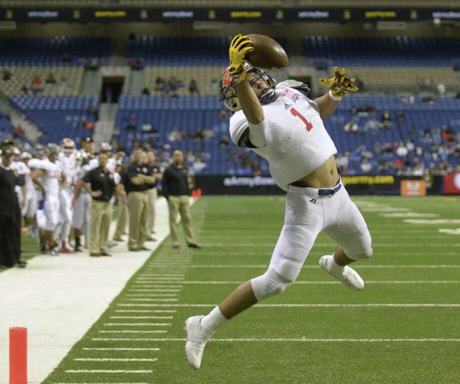 Jonathan Tapia of O'Connor High School makes a one-handed touchdown catch for the  West team during the SA Sports All-Star Game at the Alamodome on Saturday, Jan. 7, 2017. Photo: Billy Calzada, Staff / San Antonio Express-News