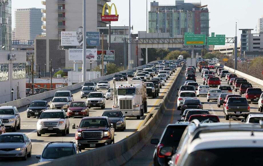 Traffic creeps along Interstate 45 where it is elevated near Pierce Street in downtown Houston on Feb. 23. Photo: Yi-Chin Lee, Staff / © 2017 Houston Chronicle