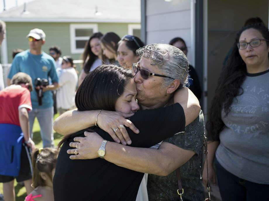 http://www.mysanantonio.com/news/local/article/Habitat-for-Humanity-celebrates-its-1-000th-home-11027980.php
