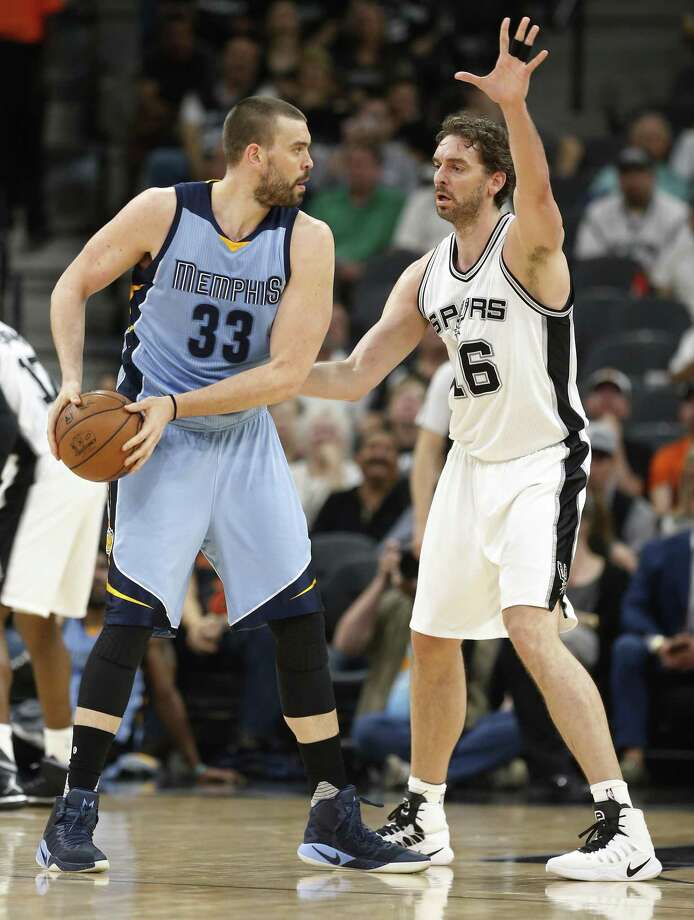 Spurs’ Pau Gasol (16) faces off against his brother and Memphis Grizzlies’ Marc Gasol (33) at the AT&T Center on April 4, 2017. Photo: Kin Man Hui /San Antonio Express-News / ©2017 San Antonio Express-News