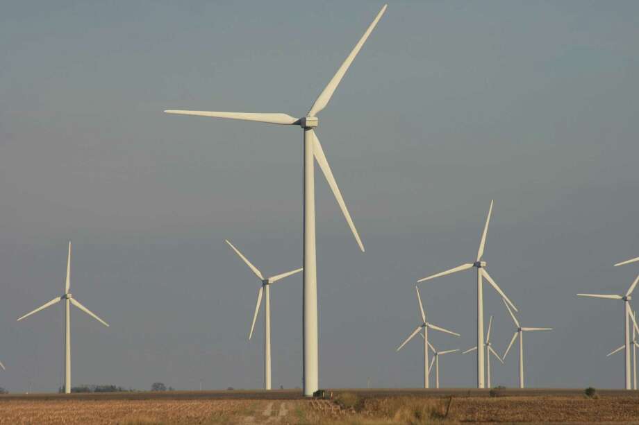 Turbines on a wind farm generate electricity in Ford County in northeastern Illinois. Photo: Bill Montgomery, Houston Chronicle