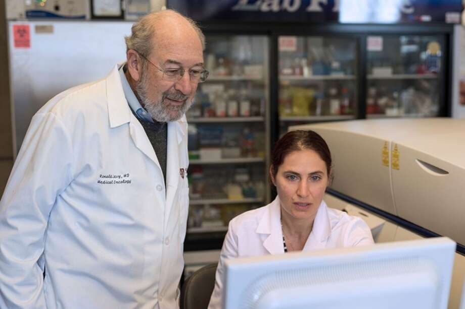 Ronald Levy (à esquerda) e Idit Sagiv-Barfi lideraram o trabalho sobre um possível tratamento contra o câncer que envolve a injeção de dois agentes estimulantes imunológicos diretamente em tumores sólidos.  Foto: Stanford Medicine News Center