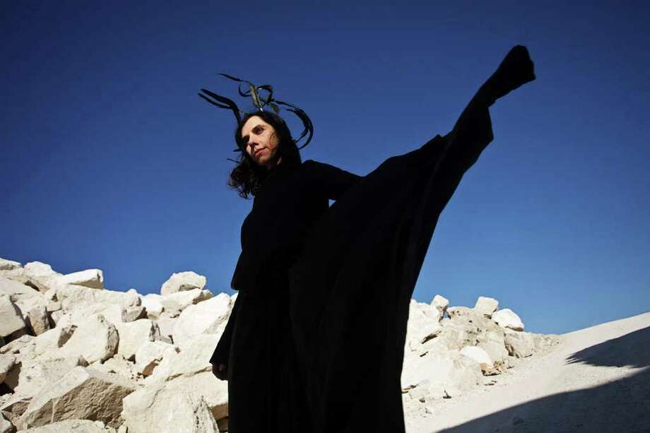 photo of Polly Jean Harvey of the band PJ Harvey credit: Seamus Murphy / DirectToArchive