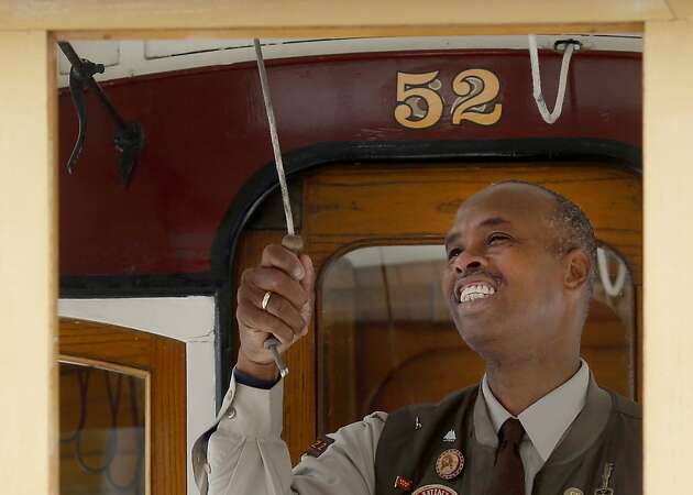 Six-time cable car bell-ringing champ regains his title
