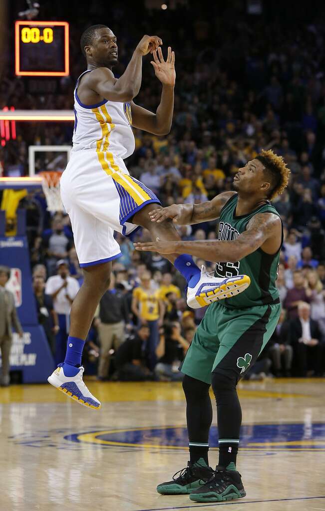 Harrison Barnes, 40 takes the last shot of the game and misses with no time left, as the Golden State Warriors went on to lose to the Boston Celtics 106-109 in NBA action at Oracle Arena, in Oakland, California, on Fri. April 1, 2016 Photo: Michael Macor, The Chronicle