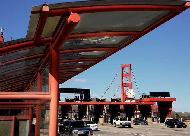 1 lane of Golden Gate Bridge closed after RV hits toll booth