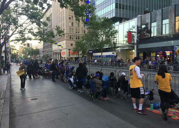 Thousands of Warriors fans line parade route hours before tip off