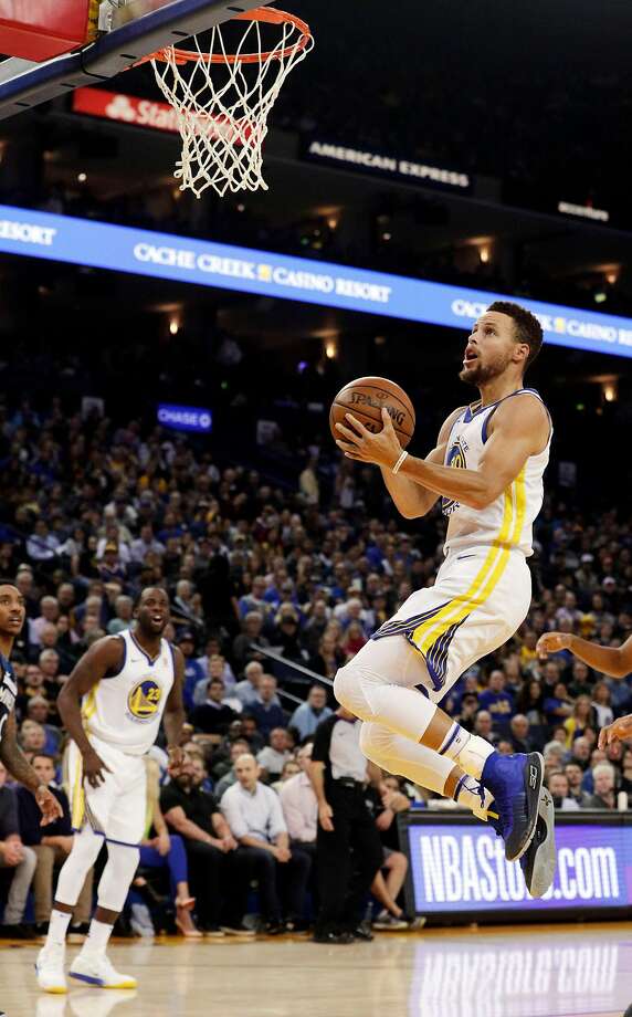Stephen Curry (30) glides in for a layup in the first half as the Golden State Warriors played the Minnesota Timberwolves at Oracle Arena in Oakland Calif., Wednesday, November 8, 2017. Photo: Carlos Avila Gonzalez, The Chronicle
