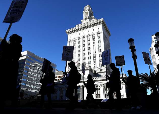 Oakland, unions to go back to bargaining as strike goes on