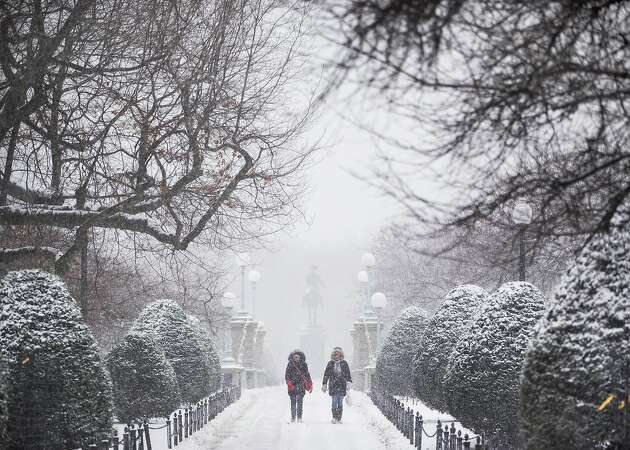 Blizzard roars into East Coast; record cold to follow