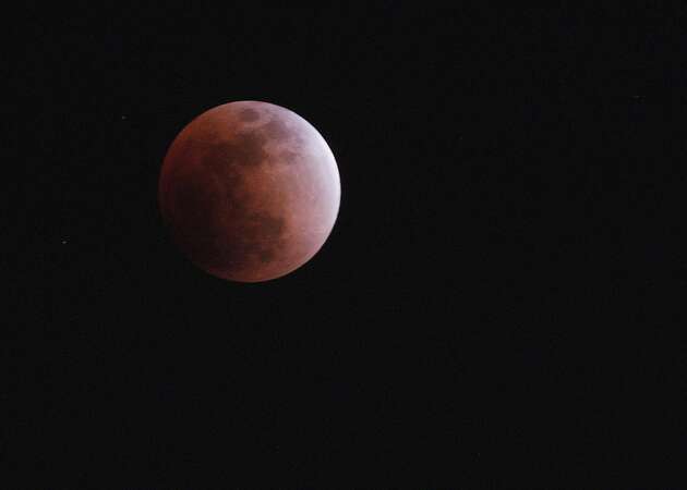 Super blue blood lunar eclipse brings out Bay Area moon fans